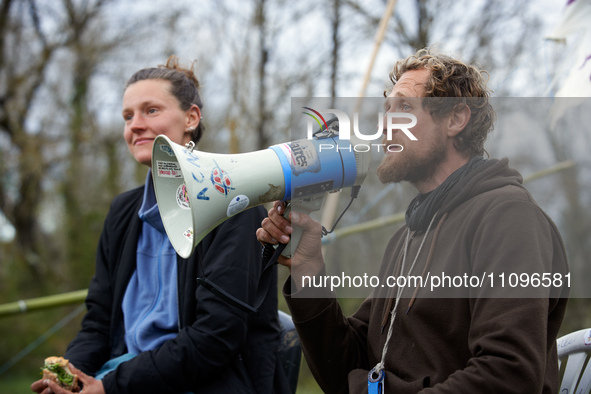 Reva and Tapir, two of the three 'Ecureuils', are holding a press conference. After 37 days in the trees, the last three 'Ecureuils', who ha...