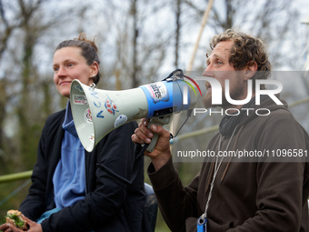 Reva and Tapir, two of the three 'Ecureuils', are holding a press conference. After 37 days in the trees, the last three 'Ecureuils', who ha...