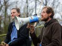 Reva and Tapir, two of the three 'Ecureuils', are holding a press conference. After 37 days in the trees, the last three 'Ecureuils', who ha...