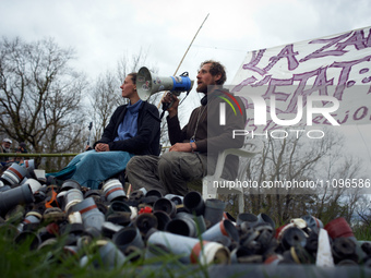 Reva and Tapir, two of the 'Ecureuils', are holding a press conference. After 37 days in the trees, the last three 'Ecureuils' living in the...