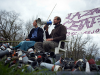 Reva and Tapir, two of the 'Ecureuils', are holding a press conference. After 37 days in the trees, the last three 'Ecureuils' living in the...