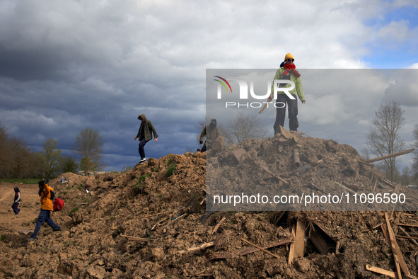 Activists from a ZAD (Zone to Defend) are running in the Crem'Arbre to welcome the 'Ecureuils' who are climbing down from the trees they hav...