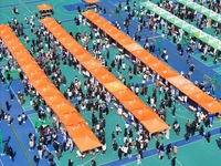 A large number of fresh graduates are applying for jobs at a job fair held by Yantai Institute of Technology in Yantai, China, on March 30,...