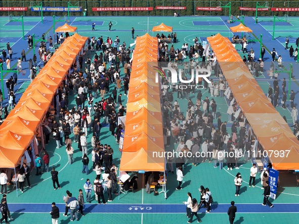 A large number of fresh graduates are applying for jobs at a job fair held by Yantai Institute of Technology in Yantai, China, on March 30,...