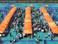 A large number of fresh graduates are applying for jobs at a job fair held by Yantai Institute of Technology in Yantai, China, on March 30,...