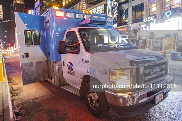 A Mount Sinai Hospital 911 Ambulance in New York City, USA operating the siren and the emergency lighting and the beacon. The Emergency Medi...