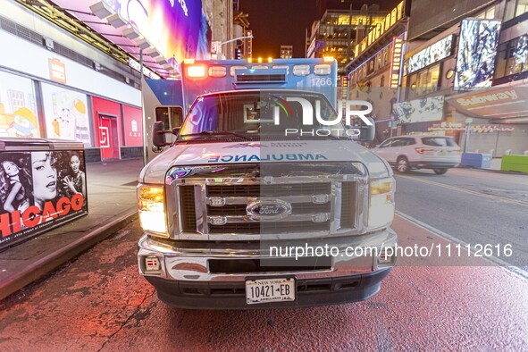 A Mount Sinai Hospital 911 Ambulance in New York City, USA operating the siren and the emergency lighting and the beacon. The Emergency Medi...