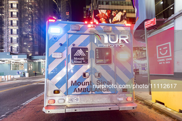 A Mount Sinai Hospital 911 Ambulance in New York City, USA operating the siren and the emergency lighting and the beacon. The Emergency Medi...