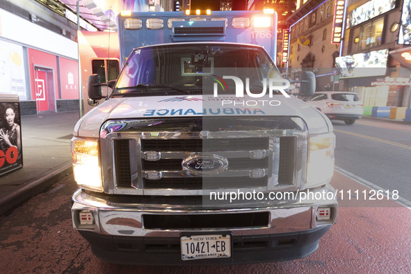 A Mount Sinai Hospital 911 Ambulance in New York City, USA operating the siren and the emergency lighting and the beacon. The Emergency Medi...