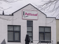 The hostage situation at the Petticoat cafe in Ede, Gelderland, Netherlands, is ending peacefully with the arrest of a suspect. A 28-year-ol...