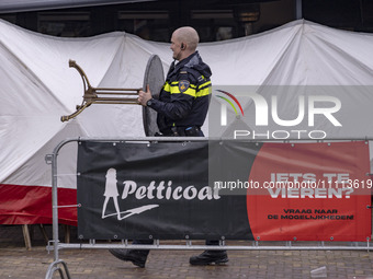 The hostage situation at the Petticoat cafe in Ede, Gelderland, Netherlands, is ending peacefully with the arrest of a suspect. A 28-year-ol...