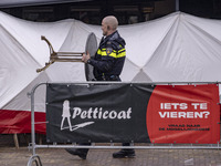 The hostage situation at the Petticoat cafe in Ede, Gelderland, Netherlands, is ending peacefully with the arrest of a suspect. A 28-year-ol...