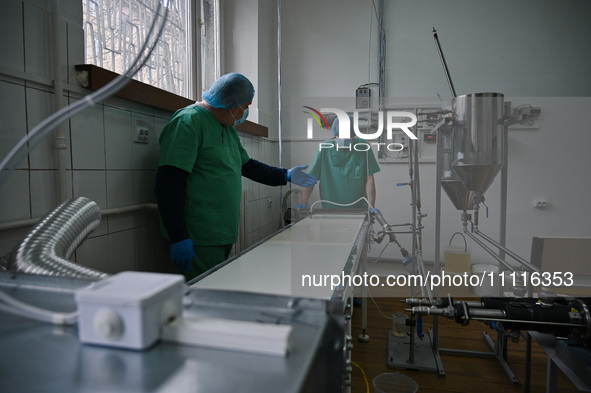 Chemists are producing medicinal hydrogel dressings to speed up the healing process of burns and severe wounds in Ukrainian soldiers at Lviv...