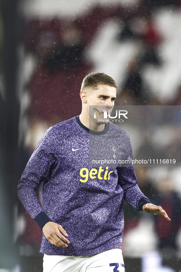 Micky Van De Ven of Tottenham Hotspur is warming up during the Premier League match between West Ham United and Tottenham Hotspur at the Lon...