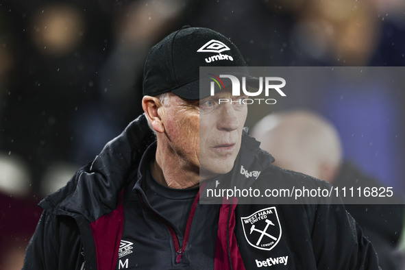 David Moyes, the manager of West Ham United, is overseeing the Premier League match between West Ham United and Tottenham Hotspur at the Lon...