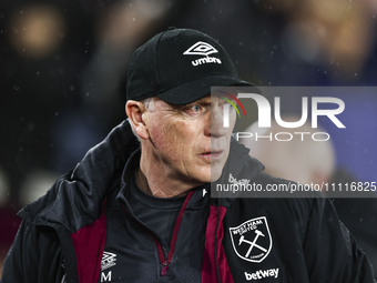 David Moyes, the manager of West Ham United, is overseeing the Premier League match between West Ham United and Tottenham Hotspur at the Lon...