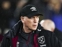 David Moyes, the manager of West Ham United, is overseeing the Premier League match between West Ham United and Tottenham Hotspur at the Lon...