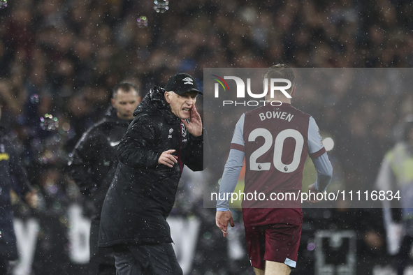 David Moyes, manager of West Ham United, is giving instructions to Jarrod Bowen of West Ham United after West Ham equalized during the Premi...