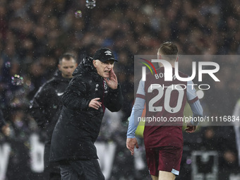 David Moyes, manager of West Ham United, is giving instructions to Jarrod Bowen of West Ham United after West Ham equalized during the Premi...