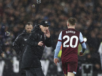 David Moyes, manager of West Ham United, is giving instructions to Jarrod Bowen of West Ham United after West Ham equalized during the Premi...