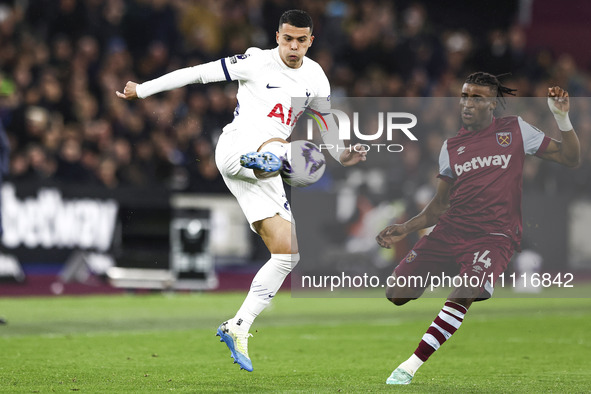 Pedro Porro of Tottenham Hotspur is controlling the ball during the Premier League match between West Ham United and Tottenham Hotspur at th...