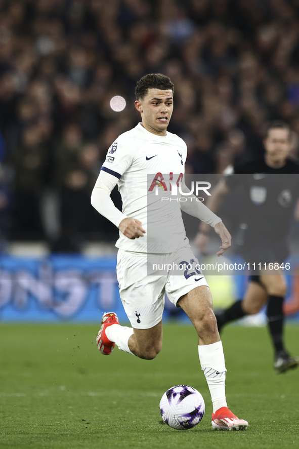 Brennan Johnson of Tottenham Hotspur is on the ball during the Premier League match between West Ham United and Tottenham Hotspur at the Lon...