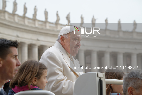 Pope Francis (C) is waving from the popemobile as he arrives to lead the weekly general audience in Saint Peter's Square, Vatican City, on A...
