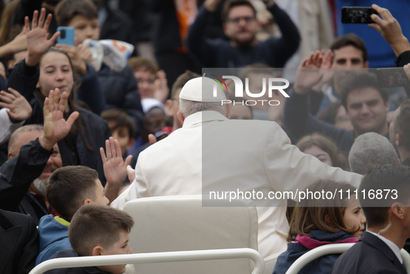 Pope Francis (C) is waving from the popemobile as he arrives to lead the weekly general audience in Saint Peter's Square, Vatican City, on A...