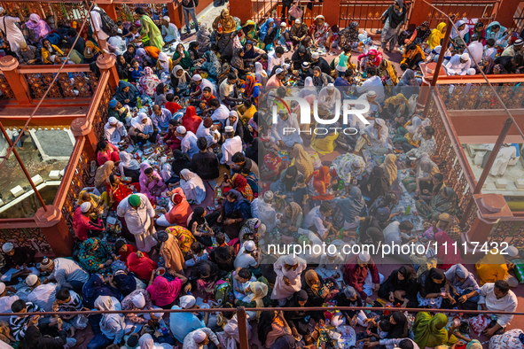 Muslim devotees are gathering at the Nakhoda Mosque as they prepare to break their fast with their Iftar meal at sunset during the Holy mont...