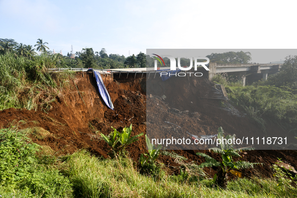 The atmosphere of the Bogor-Ciawi-Sukabumi (Bocimi) Sukabumi Toll Road is tense following the landslide disaster in Sukabumi, Indonesia, on...