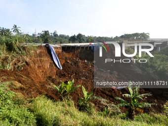 The atmosphere of the Bogor-Ciawi-Sukabumi (Bocimi) Sukabumi Toll Road is tense following the landslide disaster in Sukabumi, Indonesia, on...