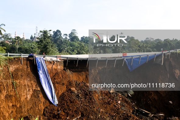 The atmosphere of the Bogor-Ciawi-Sukabumi (Bocimi) Sukabumi Toll Road is tense following the landslide disaster in Sukabumi, Indonesia, on...