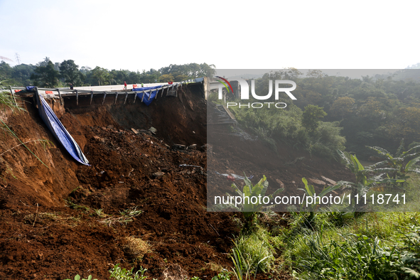 The atmosphere of the Bogor-Ciawi-Sukabumi (Bocimi) Sukabumi Toll Road is tense following the landslide disaster in Sukabumi, Indonesia, on...