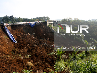 The atmosphere of the Bogor-Ciawi-Sukabumi (Bocimi) Sukabumi Toll Road is tense following the landslide disaster in Sukabumi, Indonesia, on...