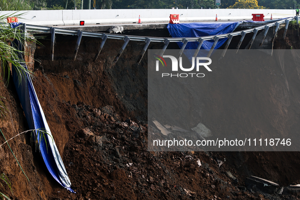 The atmosphere of the Bogor-Ciawi-Sukabumi (Bocimi) Sukabumi Toll Road is tense following the landslide disaster in Sukabumi, Indonesia, on...