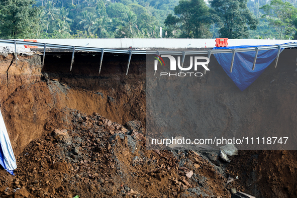 The atmosphere of the Bogor-Ciawi-Sukabumi (Bocimi) Sukabumi Toll Road is tense following the landslide disaster in Sukabumi, Indonesia, on...