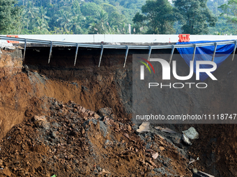 The atmosphere of the Bogor-Ciawi-Sukabumi (Bocimi) Sukabumi Toll Road is tense following the landslide disaster in Sukabumi, Indonesia, on...