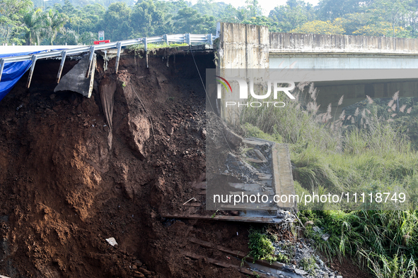 The atmosphere of the Bogor-Ciawi-Sukabumi (Bocimi) Sukabumi Toll Road is tense following the landslide disaster in Sukabumi, Indonesia, on...