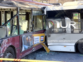 A TPL driver is losing control of the vehicle and crashing into an Atac bus, resulting in 15 injuries. A two-month-old baby girl is in very...