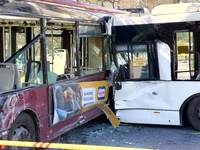 A TPL driver is losing control of the vehicle and crashing into an Atac bus, resulting in 15 injuries. A two-month-old baby girl is in very...