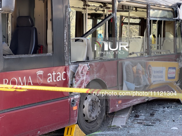 A TPL driver is losing control of the vehicle and crashing into an Atac bus, resulting in 15 injuries. A two-month-old baby girl is in very...