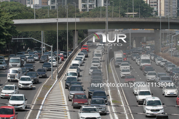 Vehicles are moving along the North-South corridor near the Ciccillo Matarazzo overpass in the southern zone of the city on Thursday morning...