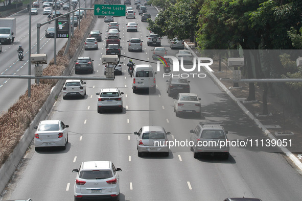 Vehicles are moving during the morning of Thursday, on the North-South corridor, at the height of the Tutoia overpass, in the southern zone...