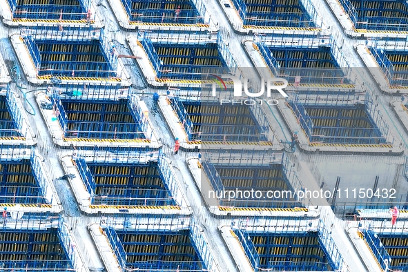 Construction workers are working at the construction site of the Zhangjinggao Yangtze River Bridge in Rugao, Jiangsu Province, China, on Apr...