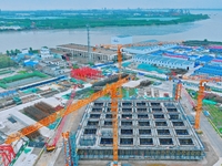 Construction workers are working at the construction site of the Zhangjinggao Yangtze River Bridge in Rugao, Jiangsu Province, China, on Apr...