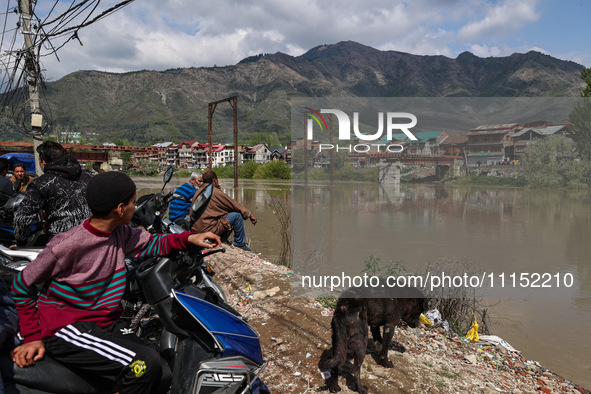 A rescue operation is continuing near the incident site in Gundbal, Srinagar, Jammu and Kashmir, India, on April 16, 2024. At least six pers...