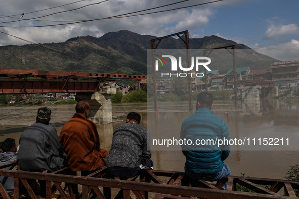 A rescue operation is continuing near the incident site in Gundbal, Srinagar, Jammu and Kashmir, India, on April 16, 2024. At least six pers...