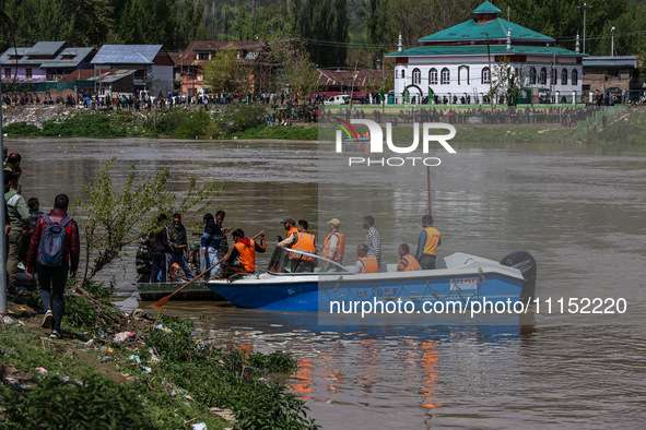 A rescue operation is continuing near the incident site in Gundbal, Srinagar, Jammu and Kashmir, India, on April 16, 2024. At least six pers...