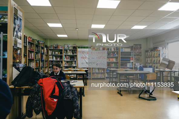 Several dozen parents, children, and staff are occupying the public school for the night at the College d'Echange contre le choc des savoirs...