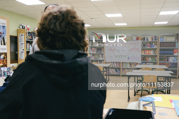 Several dozen parents, children, and staff are occupying the public school for the night at the College d'Echange contre le choc des savoirs...